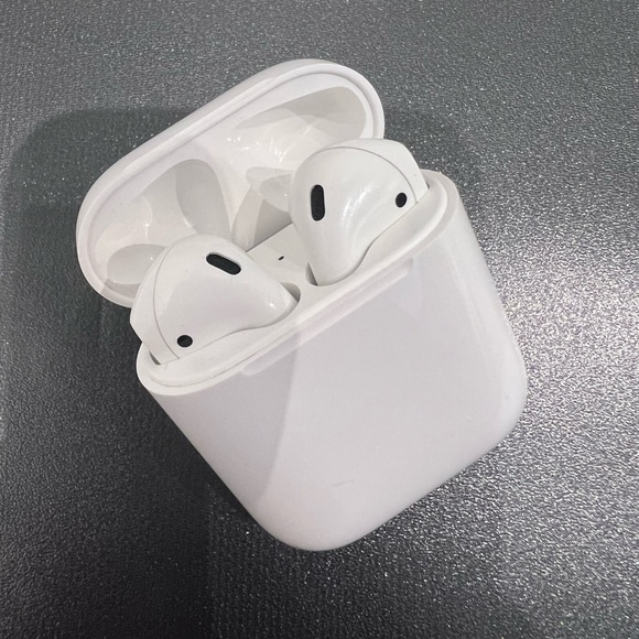 Apple AirPods 2nd Generation + Silicone Case